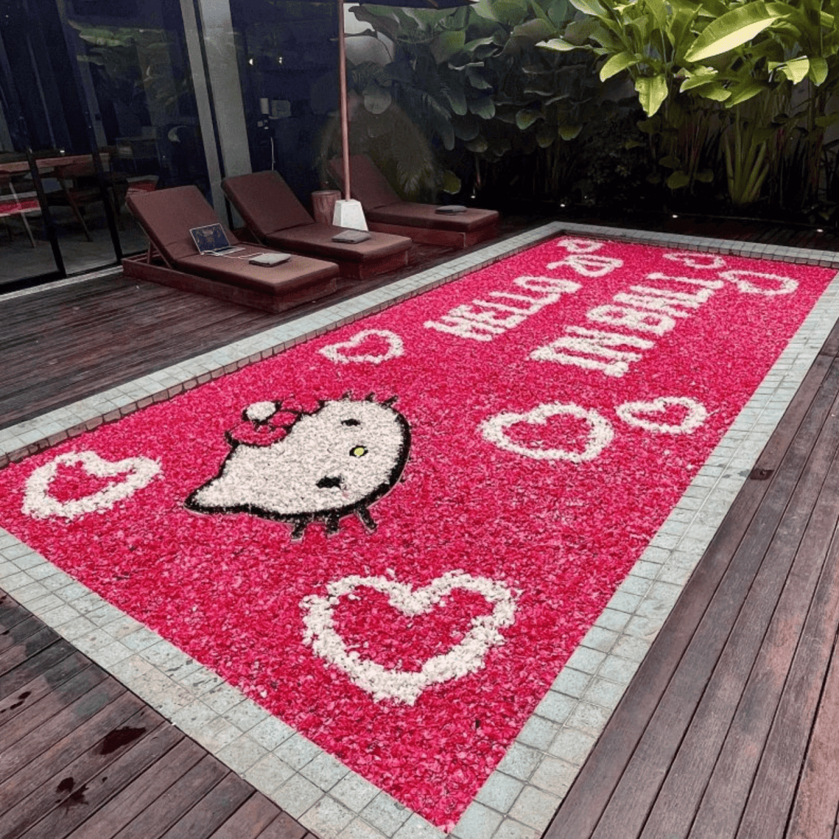 🌺 Pool Flower Decor – Tropical Floating Petals - Bali Floating Company - decorations